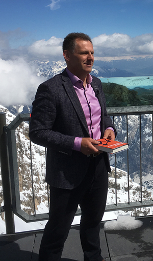 Gerod Wolfarth präsentiert sein Buch auf der Zugspitze